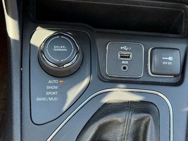 Used 2019 Jeep Cherokee Latitude Plus w/ Cold Weather Group AWD/4WD image 29