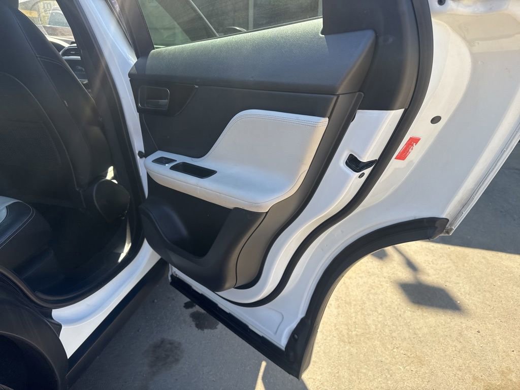 Used 2017 Jaguar F-PACE R-Sport image 36