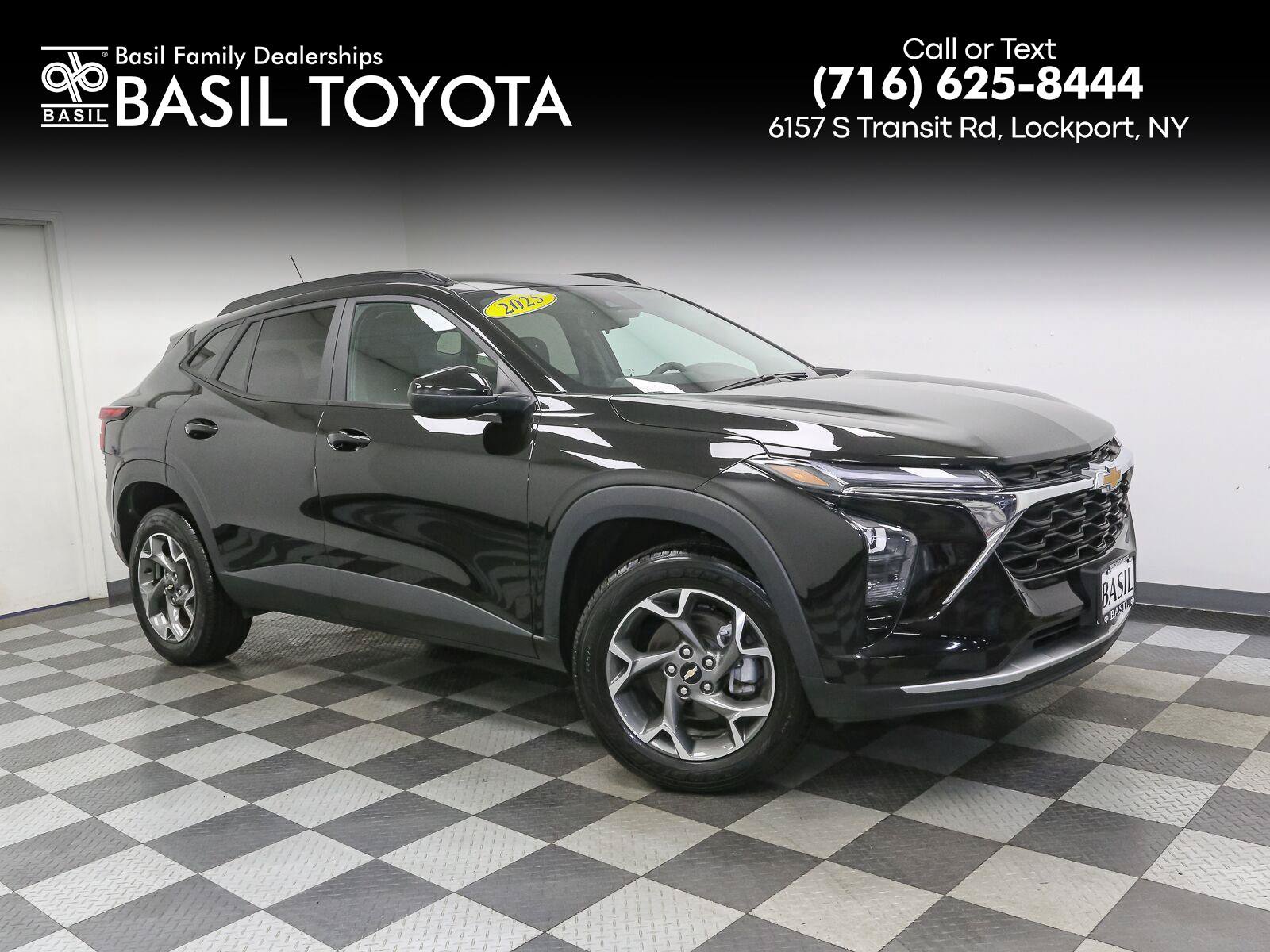 Used 2025 Chevrolet Trax LT FWD image 1