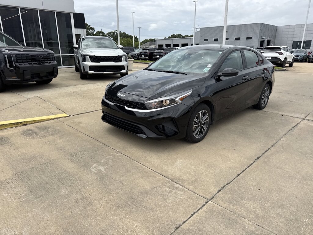 Certified 2024 Kia Forte LXS FWD image 3
