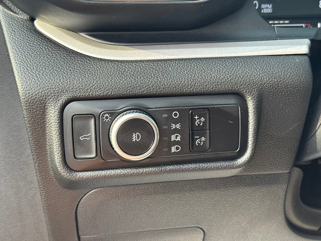 Used 2023 Ford Explorer XLT w/ Equipment Group 202A AWD/4WD image 18
