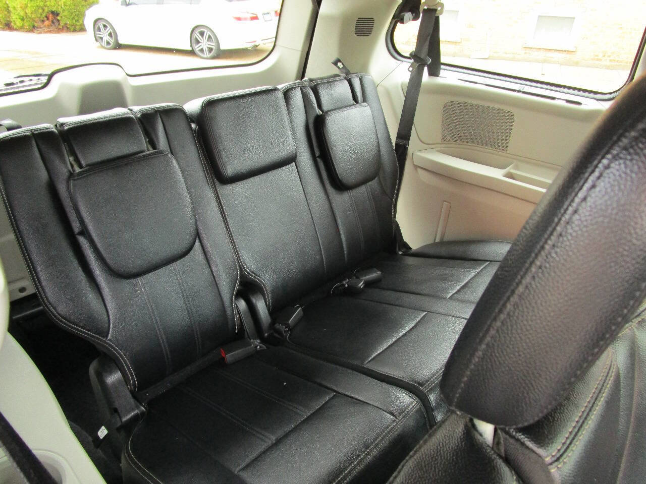 Used 2015 Chrysler Town & Country Touring image 20