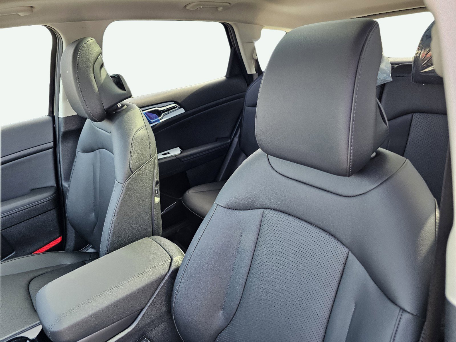 Used 2025 Kia Sportage EX w/ Premium Package image 16
