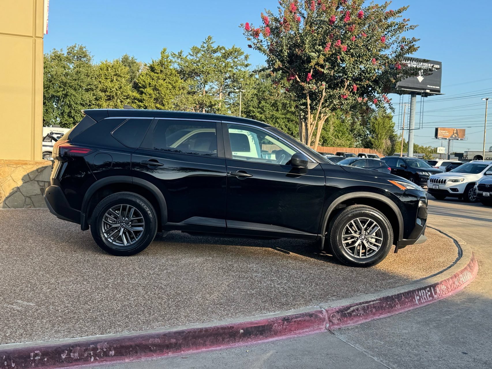 Used 2023 Nissan Rogue S FWD image 7