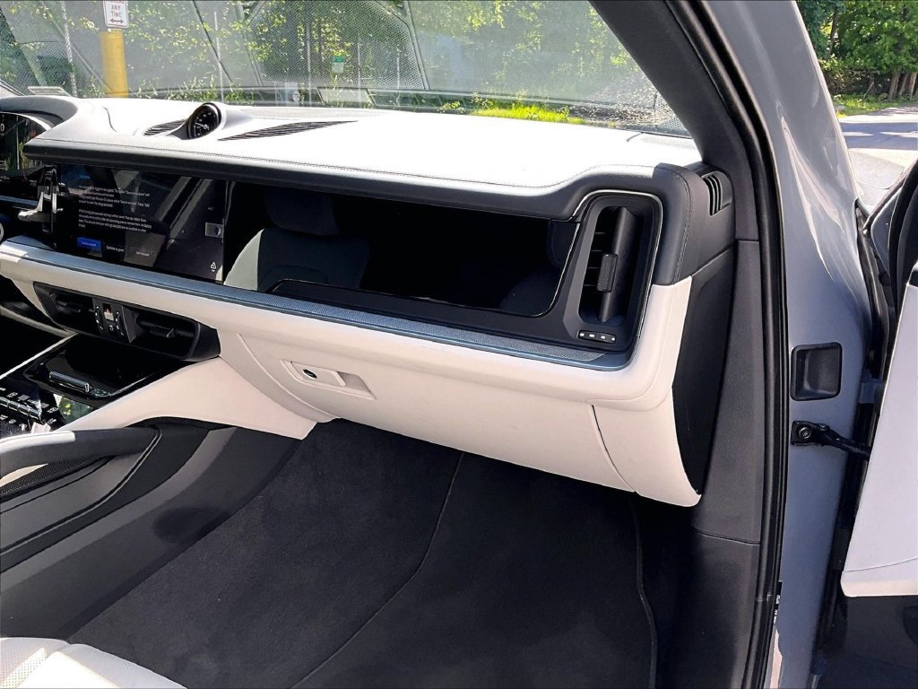 Certified 2025 Porsche Cayenne E-Hybrid Coupe AWD/4WD image 19