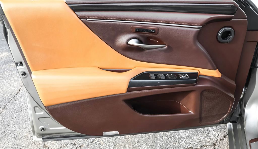 Used 2020 Lexus ES 300h 300h Luxury w/ Accessory Package 2 image 27