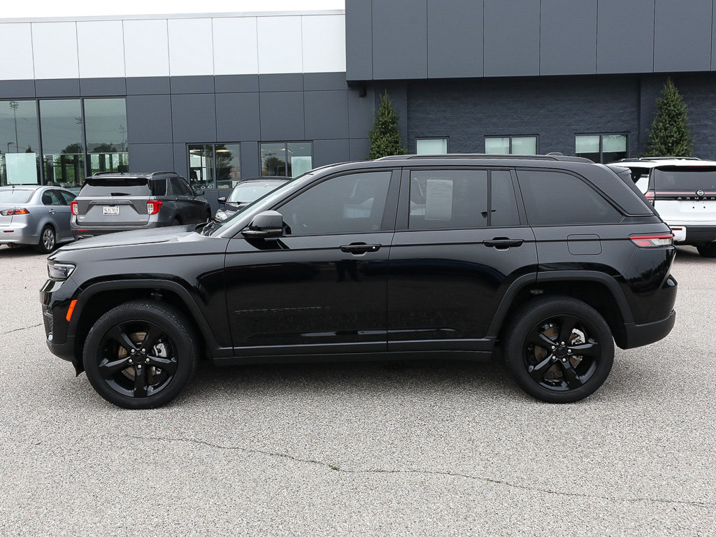 Used 2023 Jeep Grand Cherokee Altitude AWD/4WD image 2
