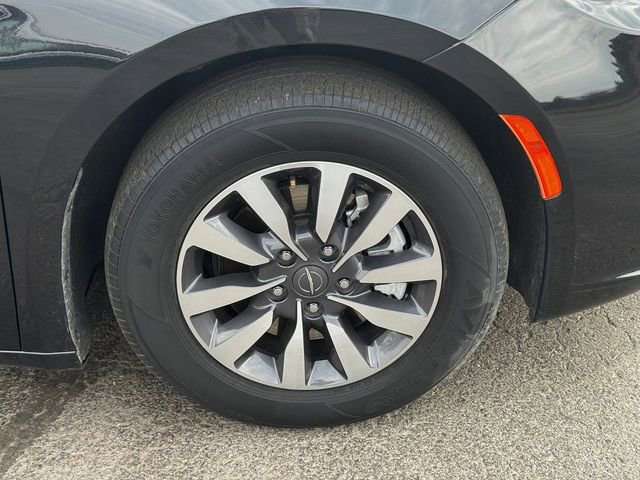 Certified 2023 Chrysler Pacifica Limited image 9
