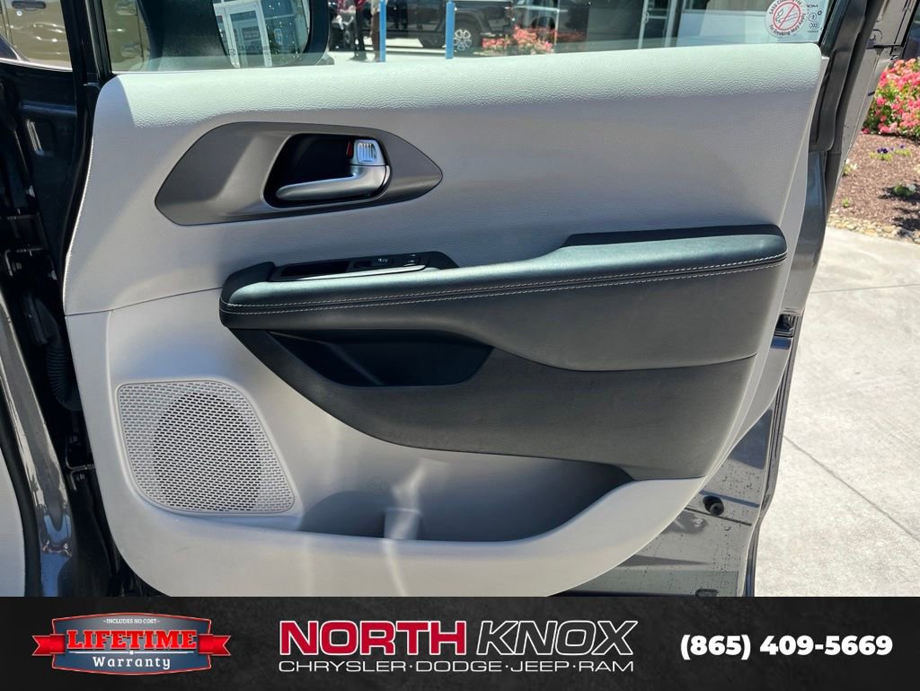 Used 2023 Chrysler Pacifica Touring-L FWD image 26