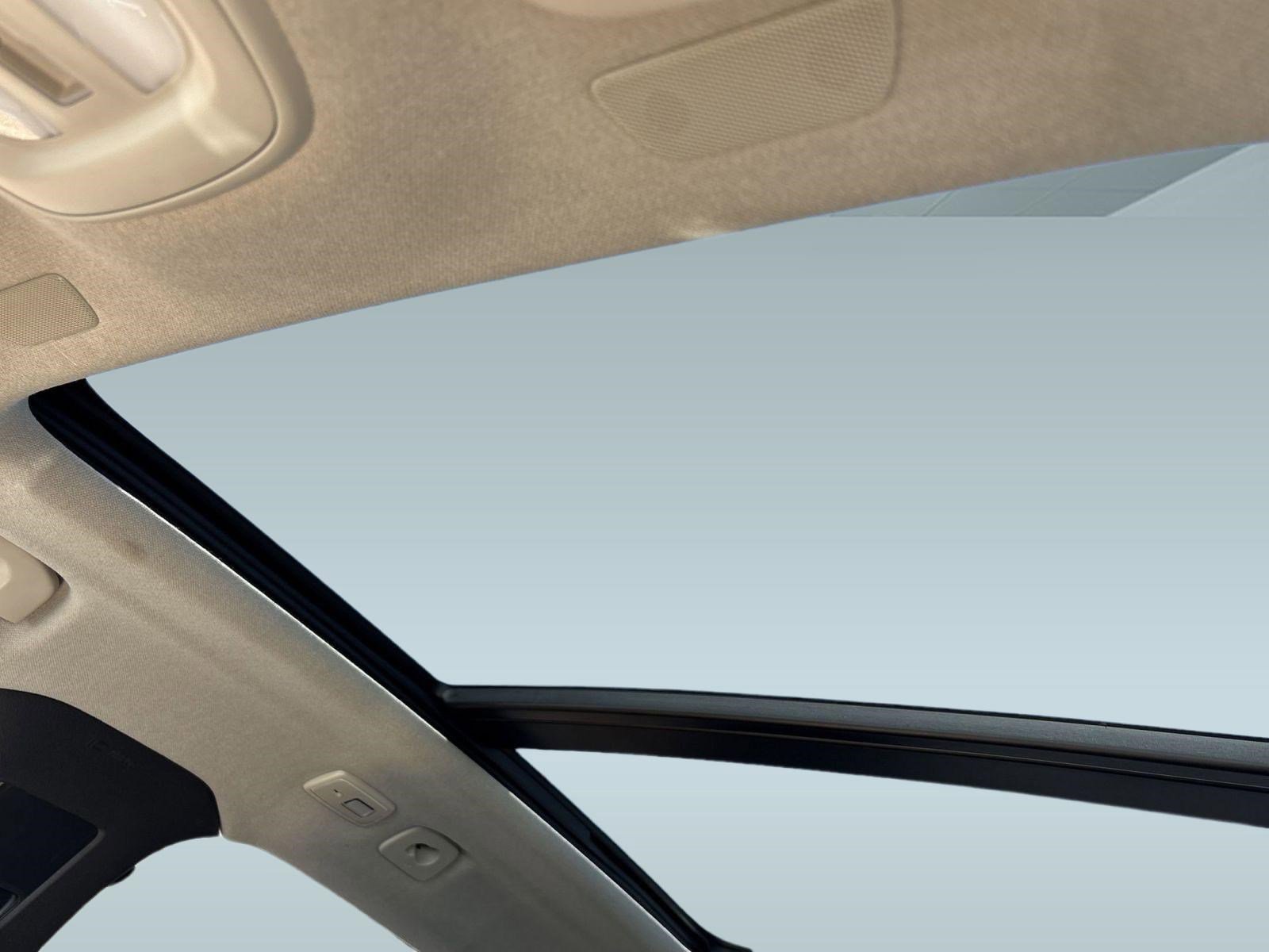 Certified 2023 Volvo XC40 B5 Plus w/ Driver Assist Package image 15