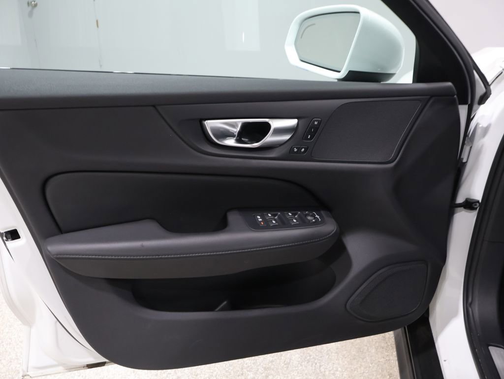 Used 2025 Volvo V60 B5 Cross Country Plus image 13