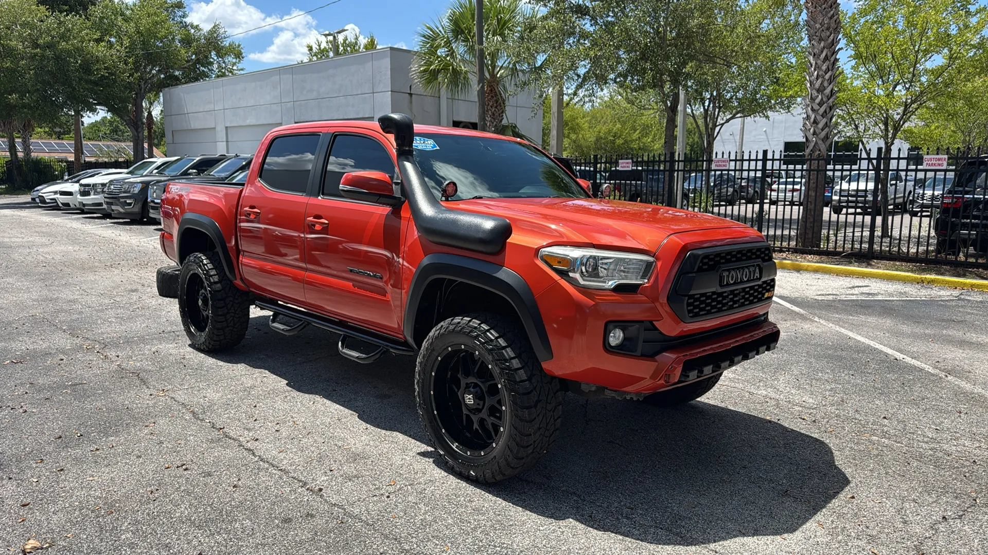 Used 2017 Toyota Tacoma TRD Off-Road w/ Premium & Technology Package AWD/4WD image 7