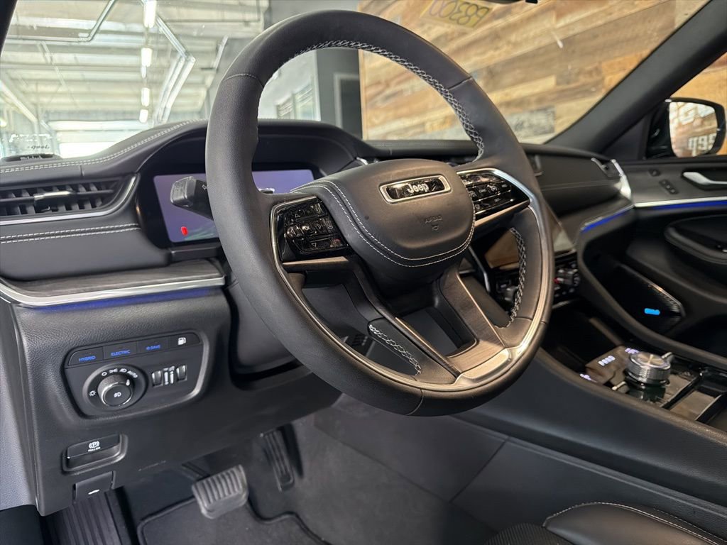 Used 2022 Jeep Grand Cherokee Overland w/ Luxury Tech Group IV image 2