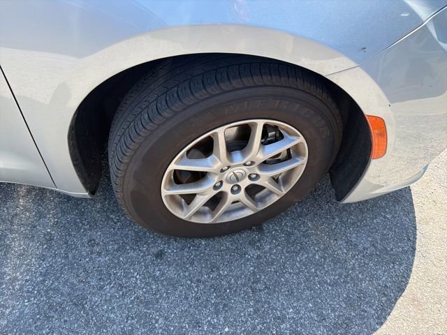 Used 2024 Chrysler Pacifica Touring-L FWD image 8