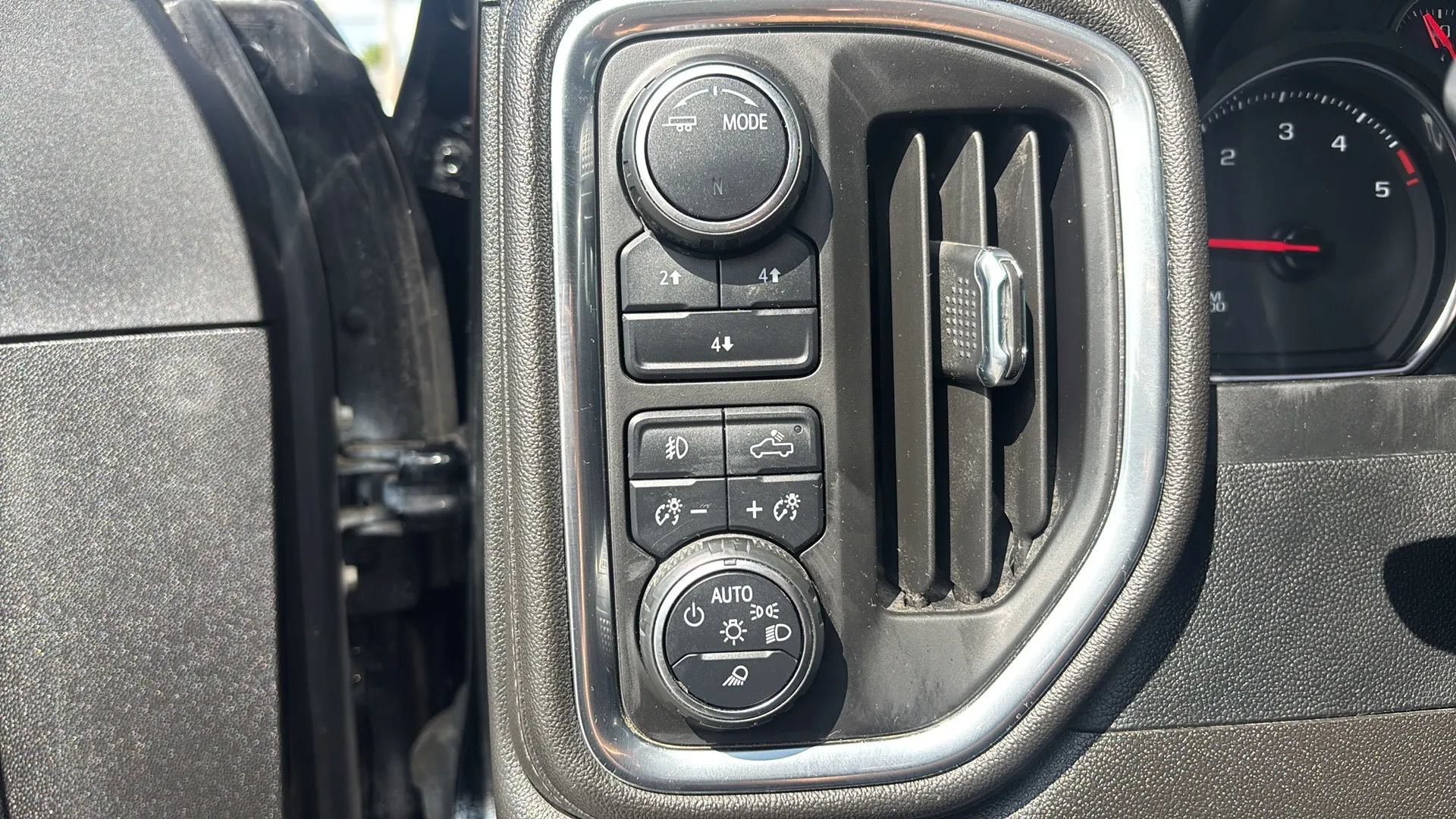 Used 2022 Chevrolet Silverado 2500 LT w/ Midnight Edition AWD/4WD image 23