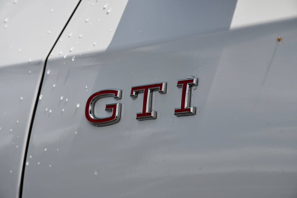 Used 2025 Volkswagen GTI SE FWD image 18