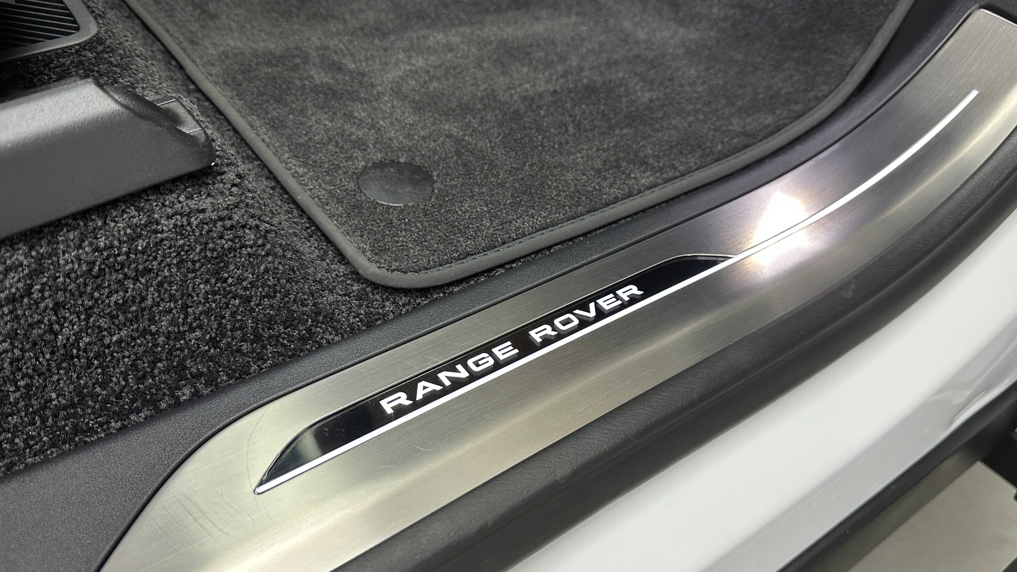 Used 2025 Land Rover Range Rover Long Wheelbase SE image 47