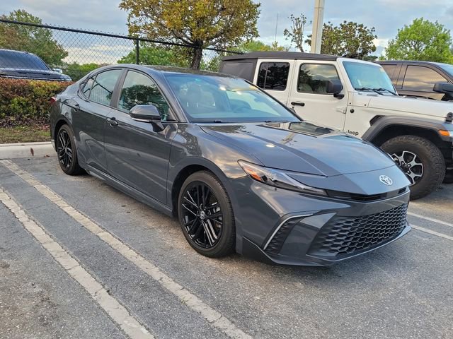 Used 2025 Toyota Camry SE FWD image 3