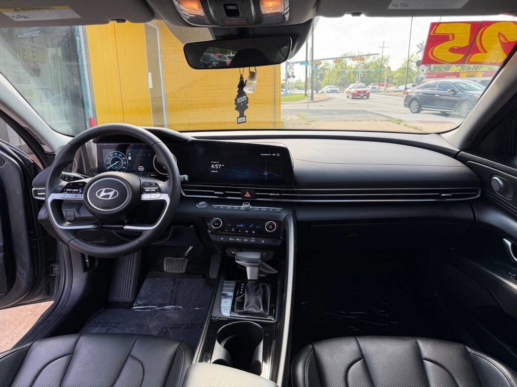 Used 2025 Hyundai Elantra Limited FWD image 17