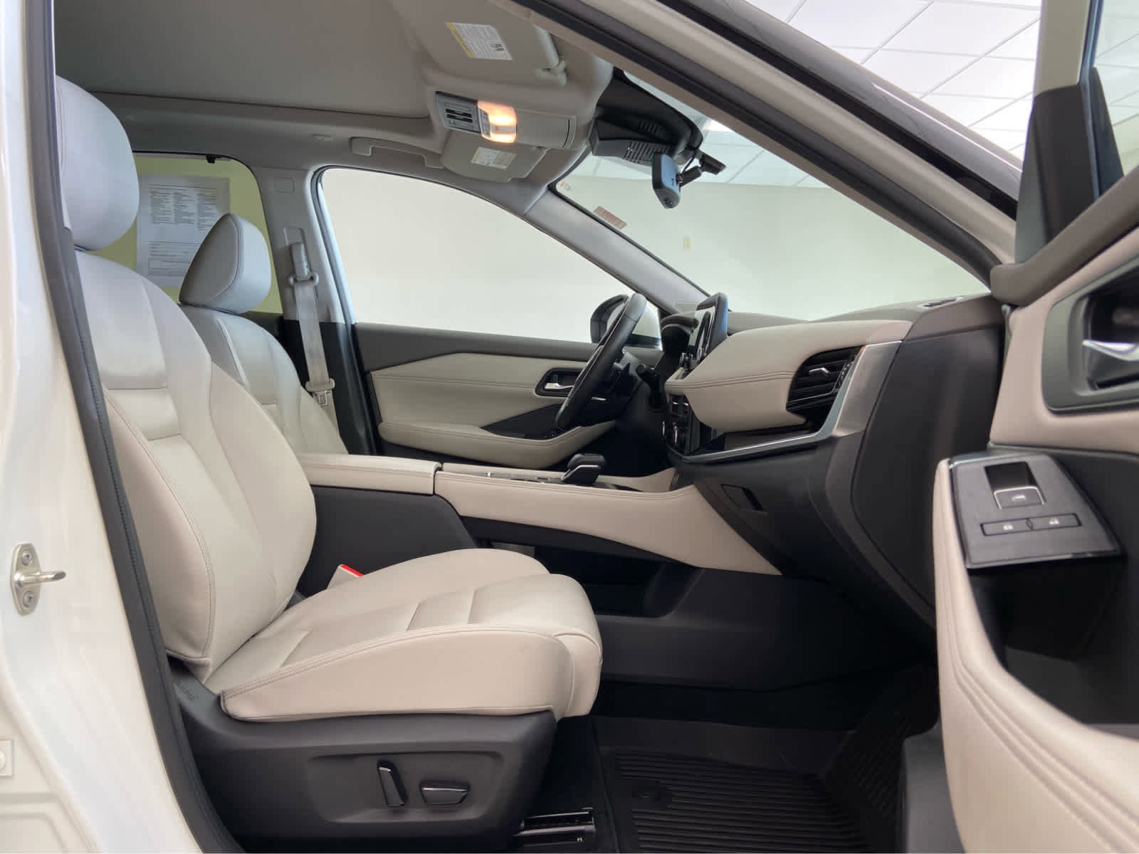 Used 2023 Nissan Rogue SL w/ SL Premium Package image 17