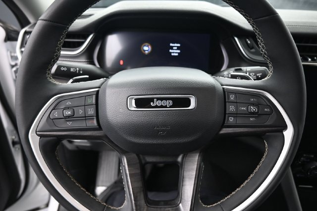 Used 2023 Jeep Grand Cherokee Limited w/ Luxury Tech Group II AWD/4WD image 11