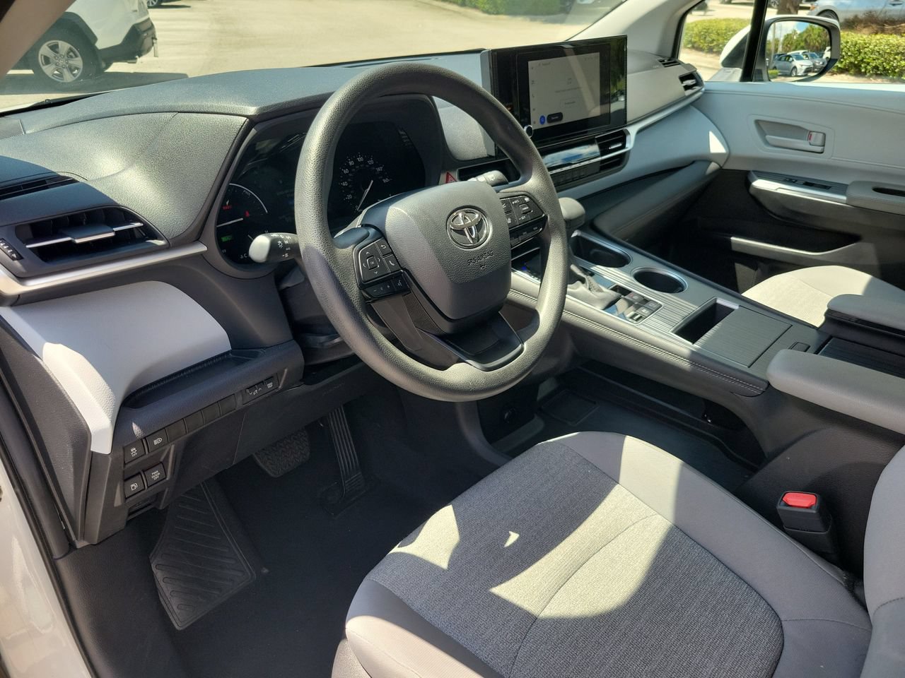 Used 2025 Toyota Sienna LE FWD image 16