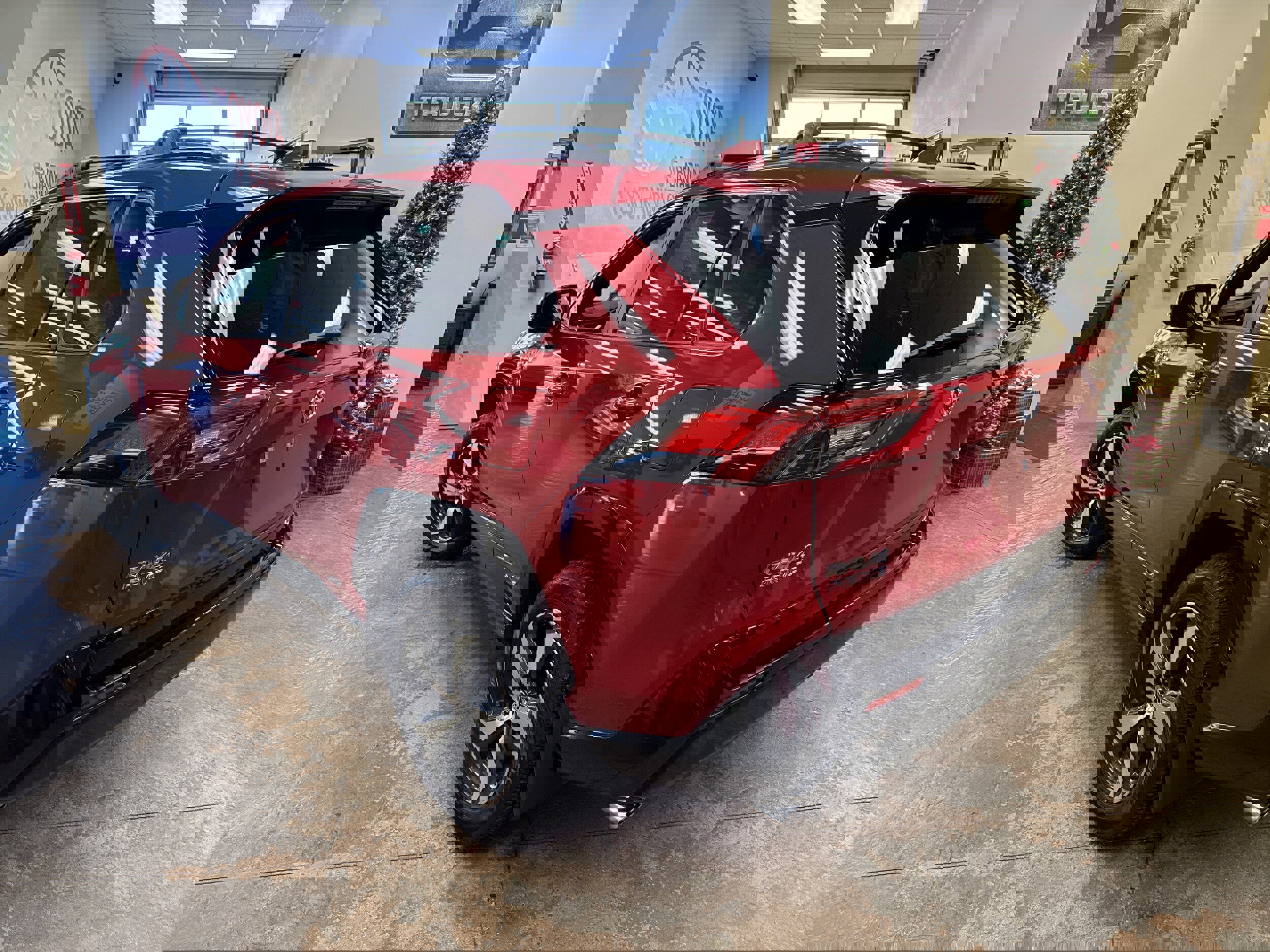 Used 2024 Toyota RAV4 SE w/ Weather & Moonroof Package image 9