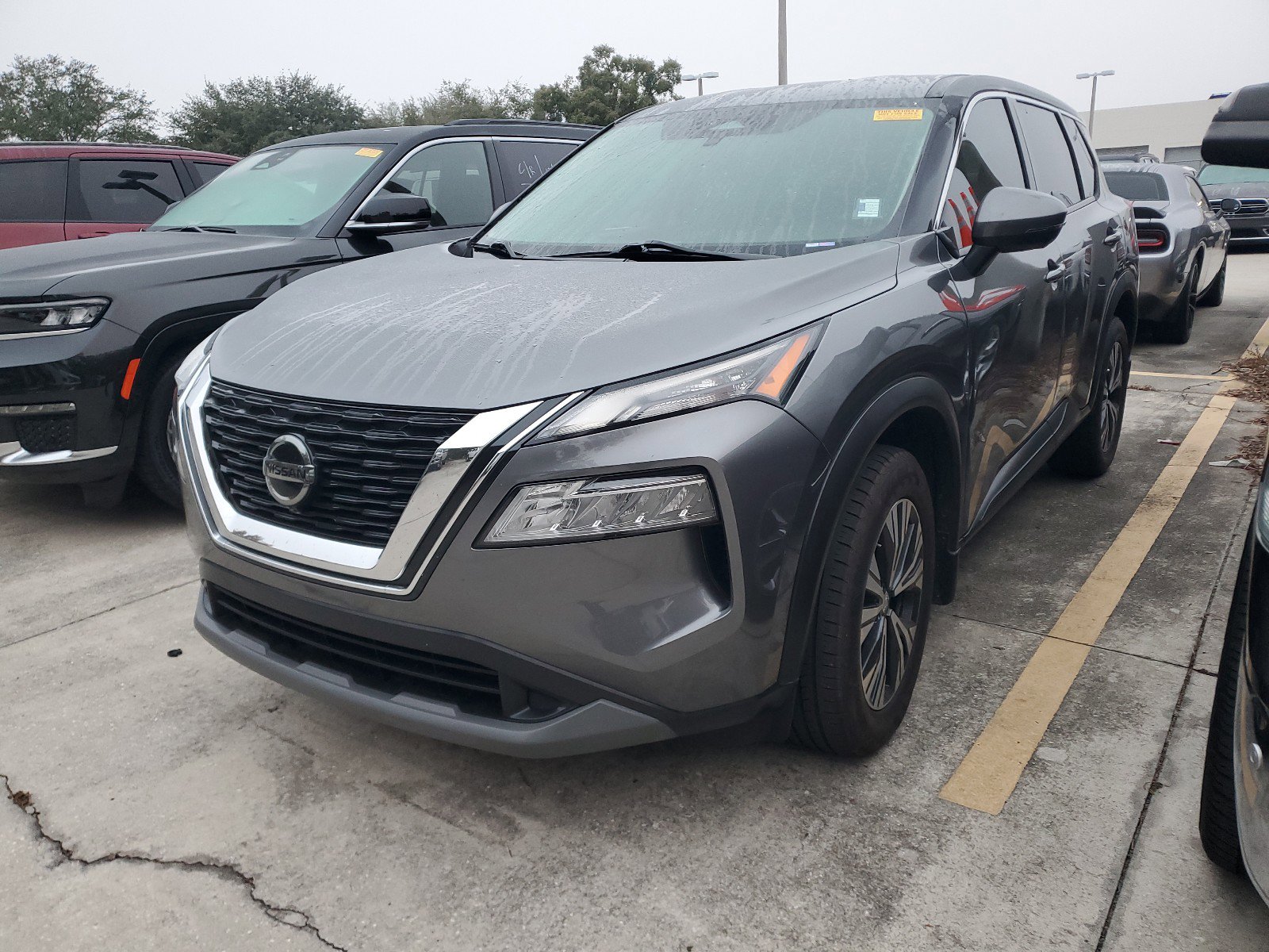 Used 2021 Nissan Rogue SV image 2
