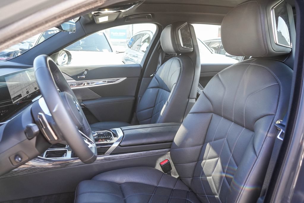 Used 2026 BMW 750e xDrive AWD/4WD image 14