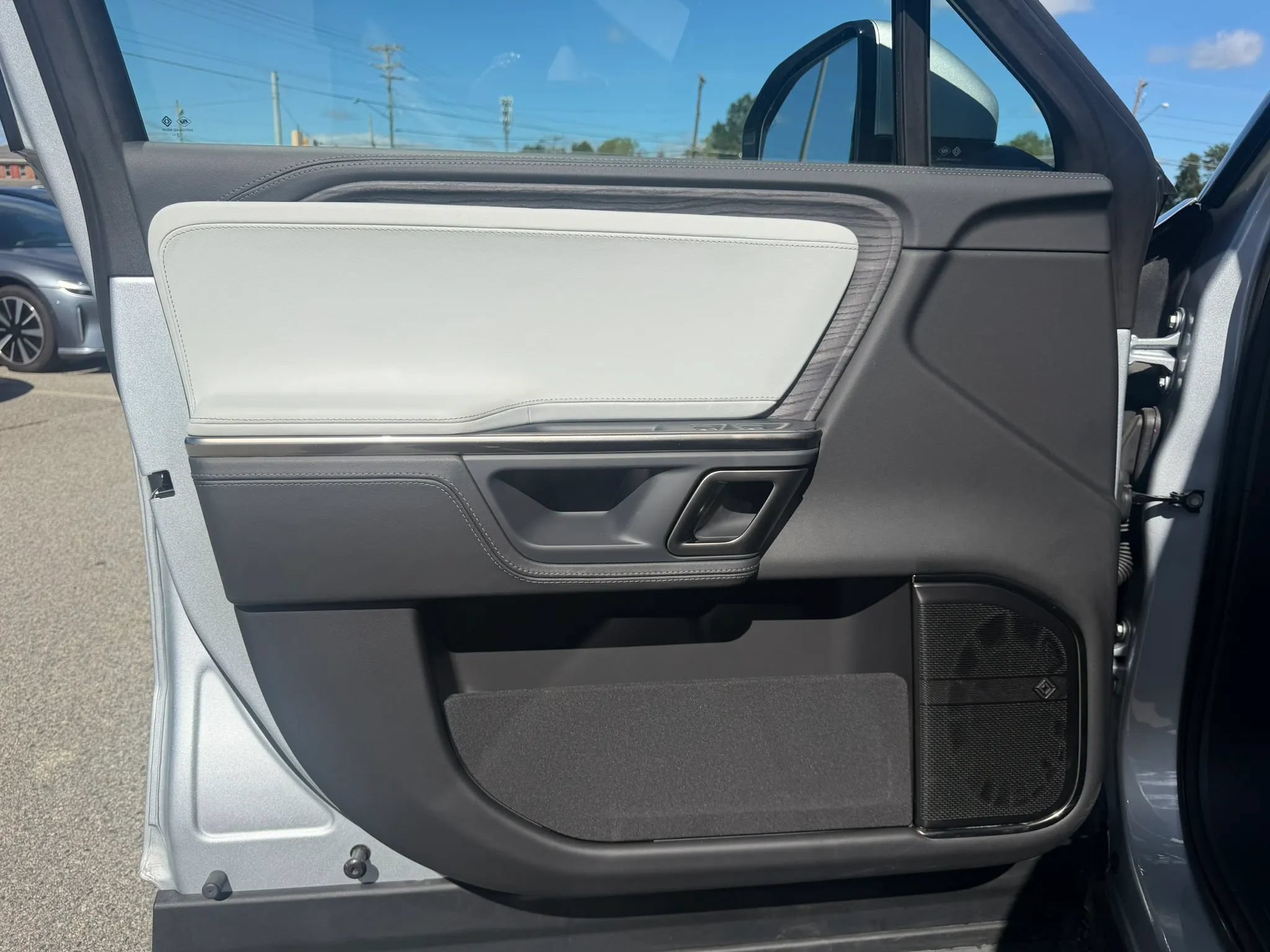 Used 2024 Rivian R1S Adventure Dual AWD/4WD image 8