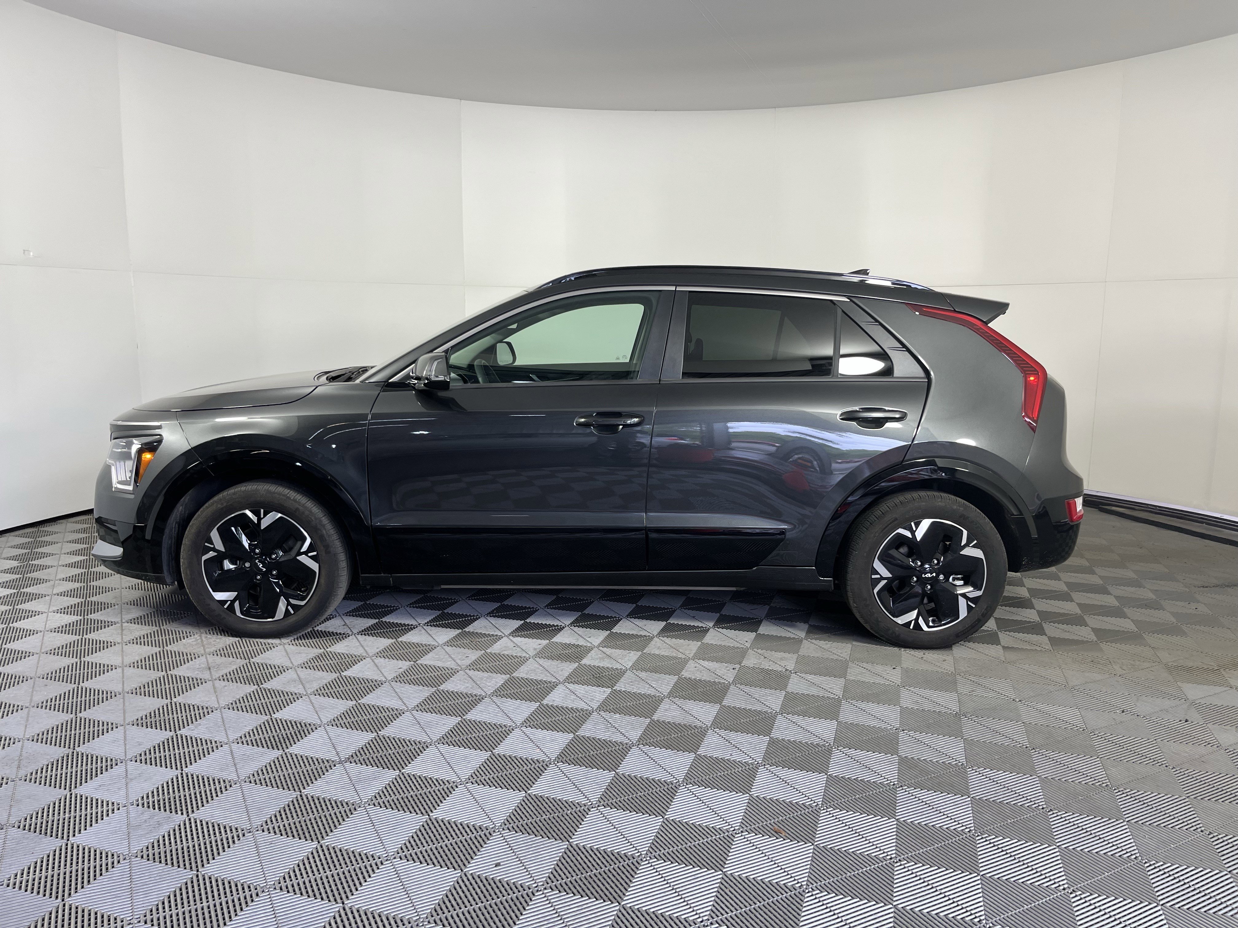 Used 2023 Kia Niro Wind w/ Wind Preserve Package FWD image 2