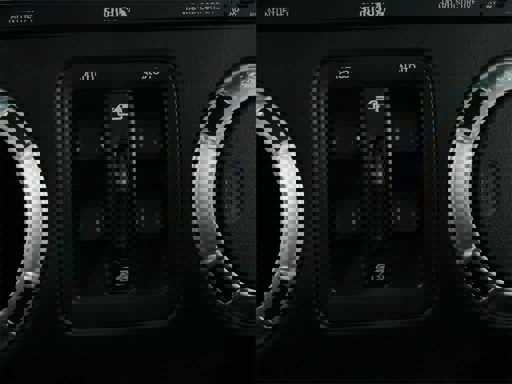 Used 2018 Jeep Wrangler Unlimited Sahara w/ Connectivity Group image 25