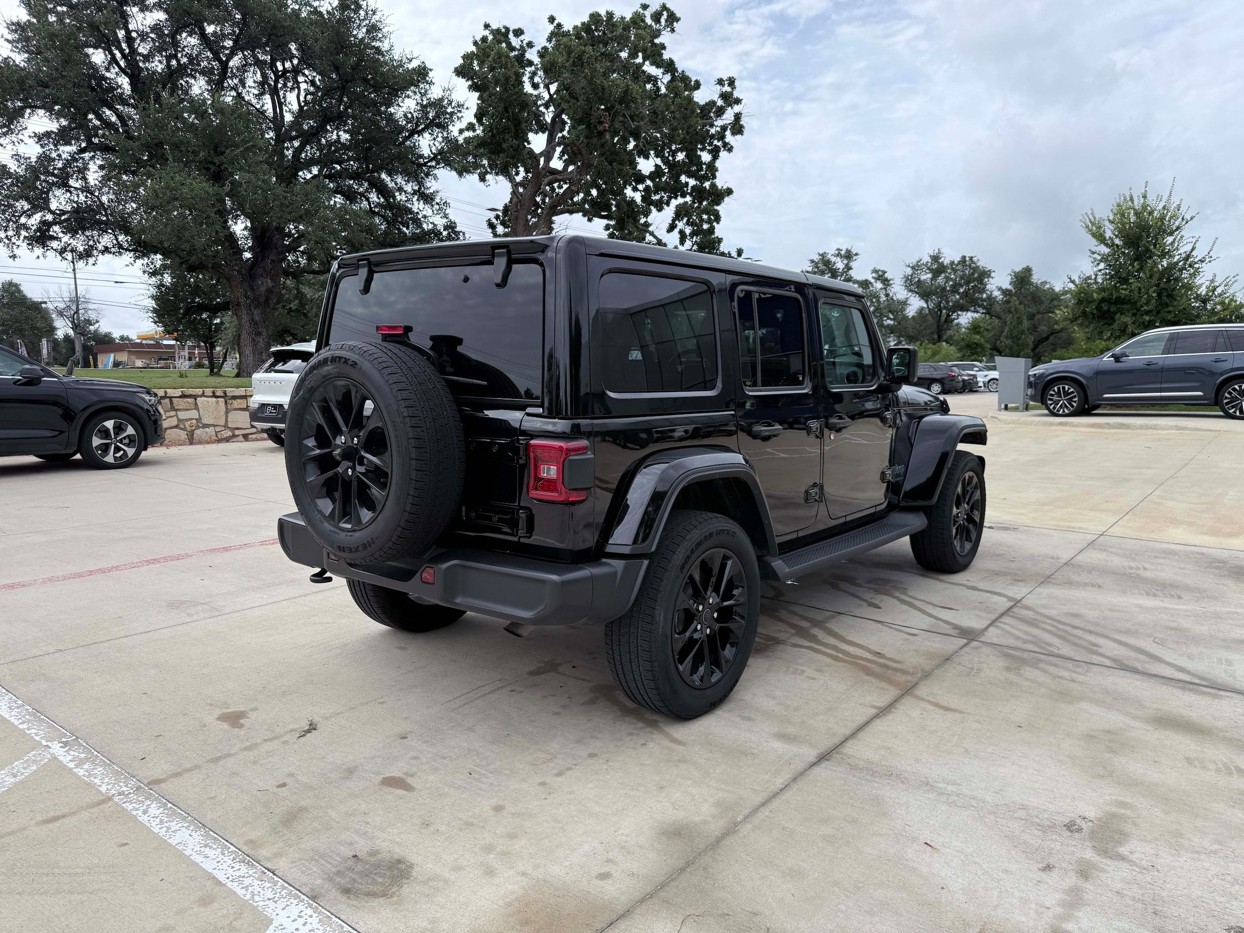Used 2025 Jeep Wrangler Unlimited Sahara AWD/4WD image 6