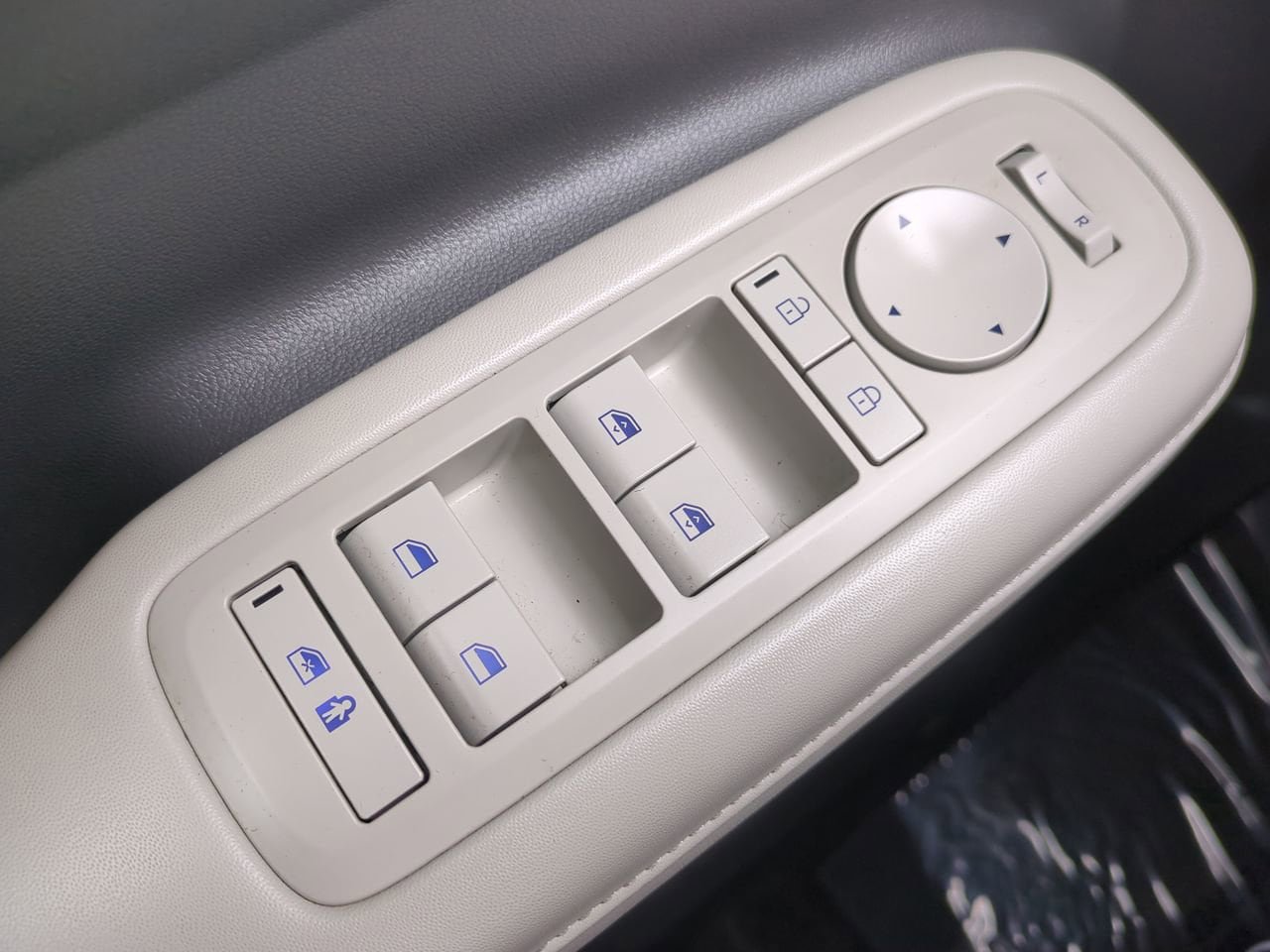 Used 2025 Hyundai Santa Fe SEL FWD image 23