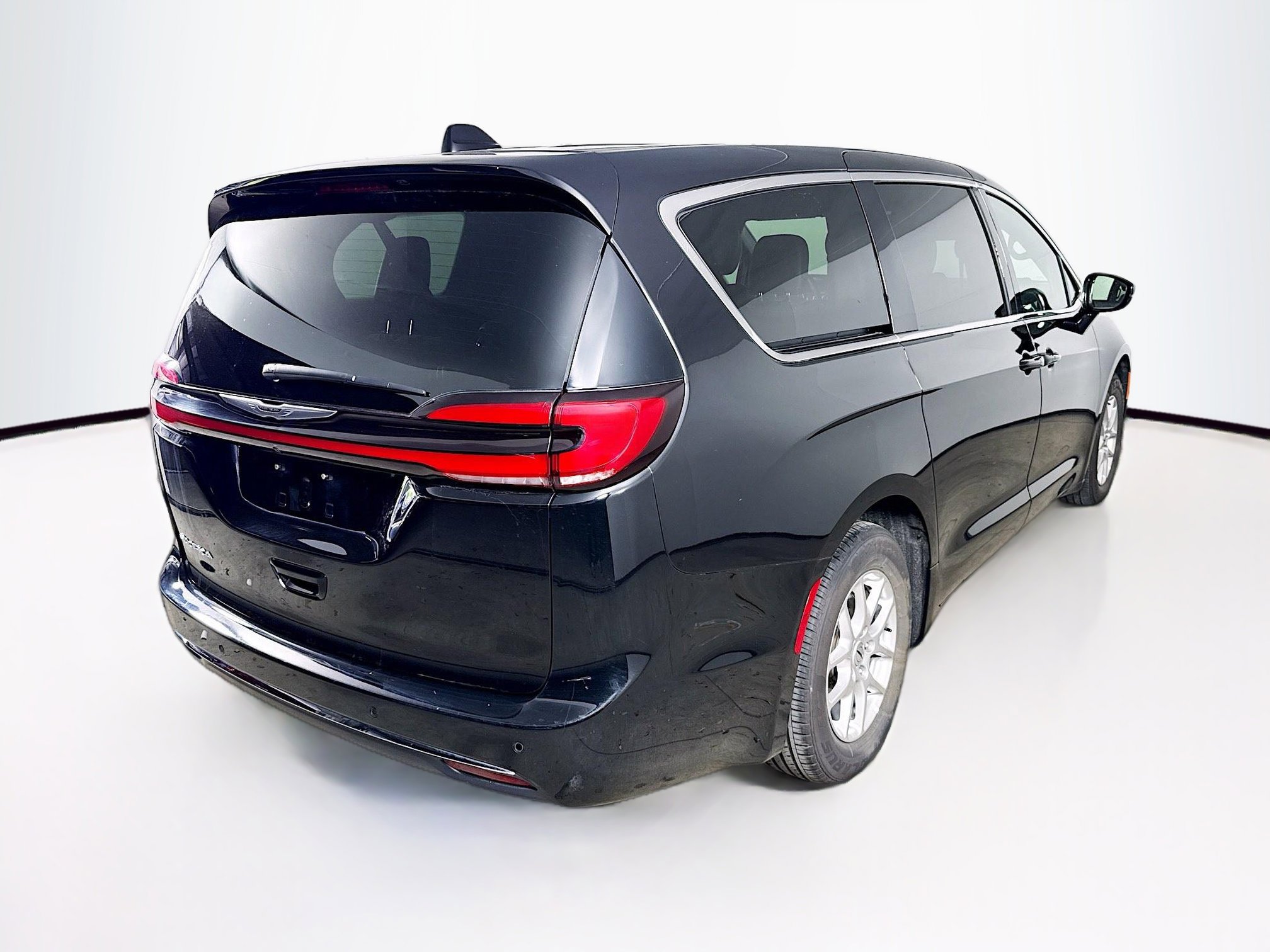 Used 2025 Chrysler Pacifica Select image 32