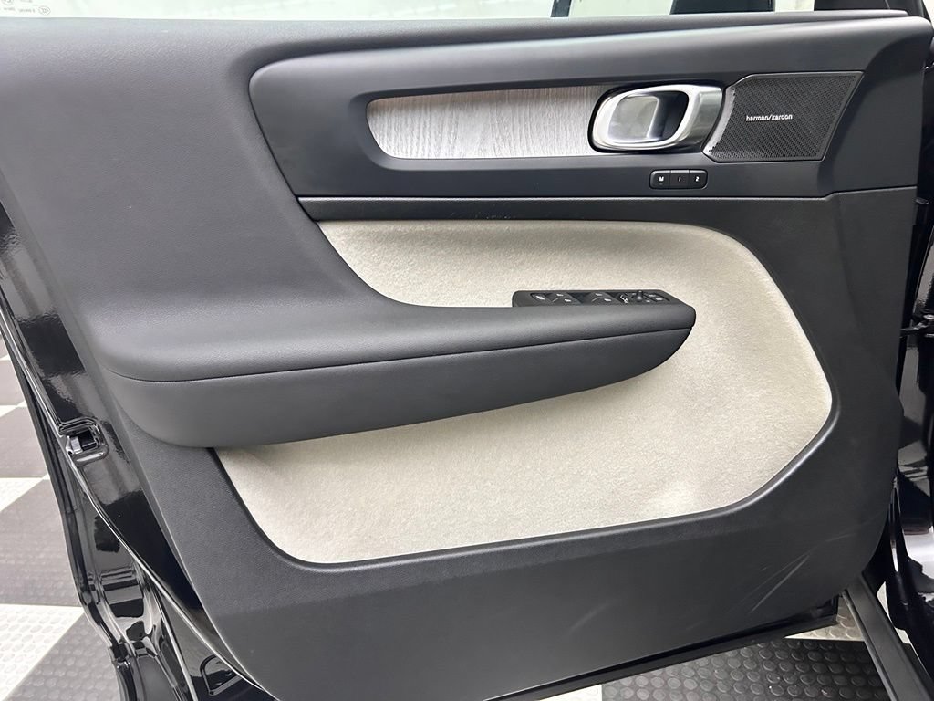 Used 2025 Volvo XC40 B5 Ultra AWD/4WD image 10