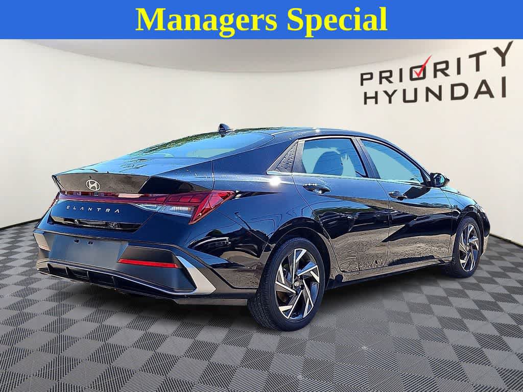 Used 2024 Hyundai Elantra SEL w/ Convenience Package FWD image 4