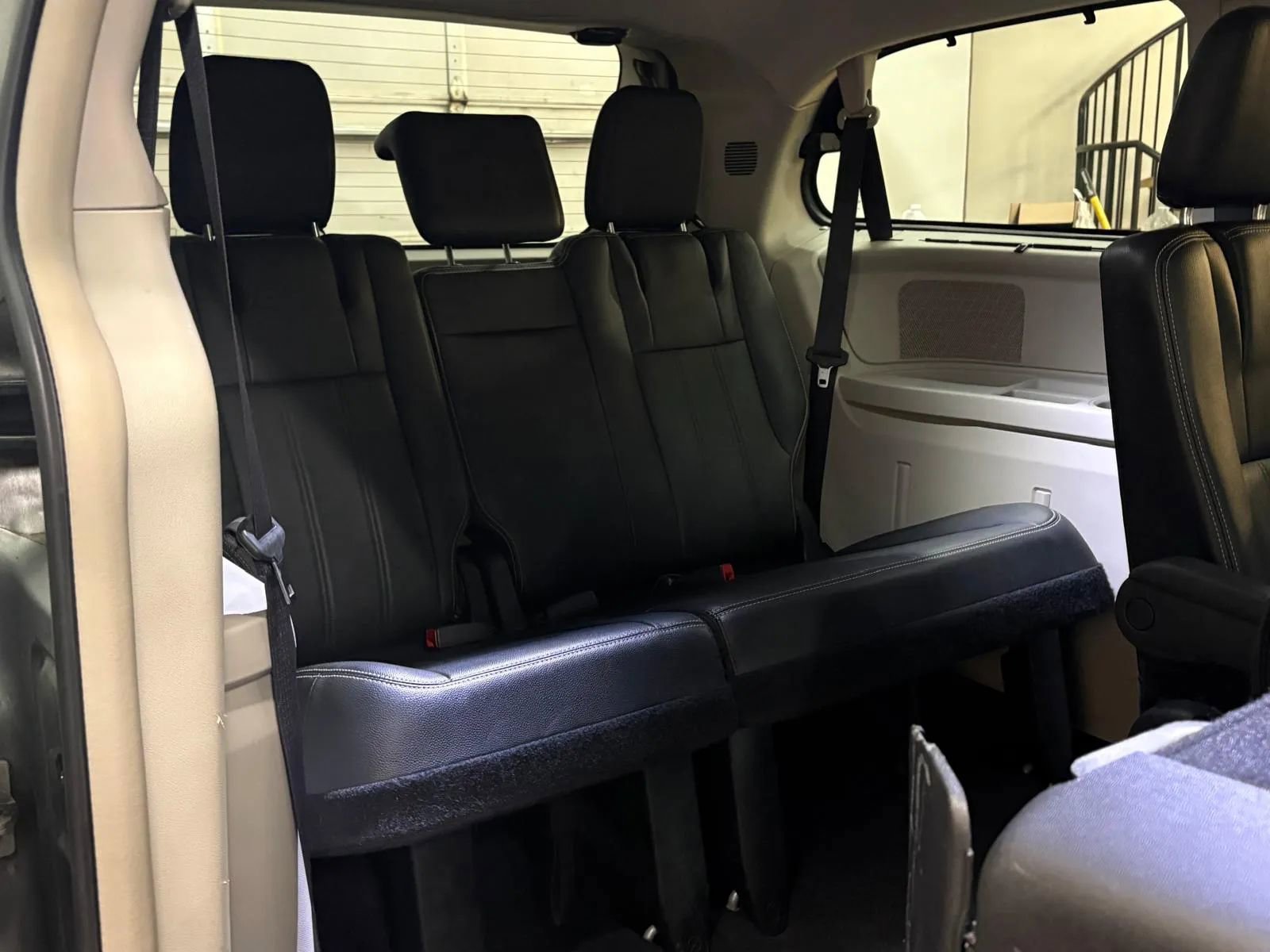 Used 2015 Chrysler Town & Country Touring-L w/ Driver Convenience Group image 27