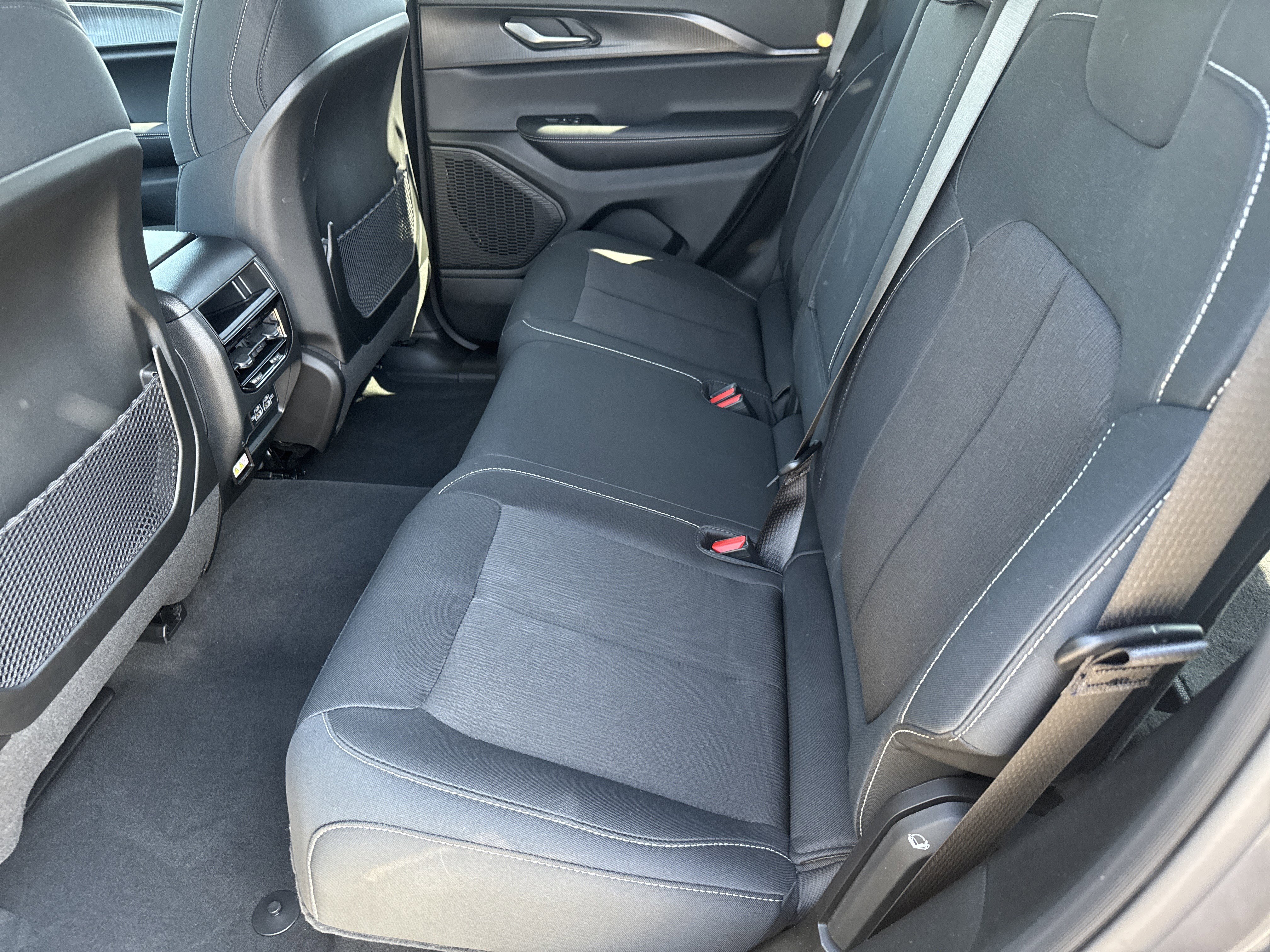 New 2025 Jeep Grand Cherokee Laredo w/ Luxury Tech Group I RWD image 6