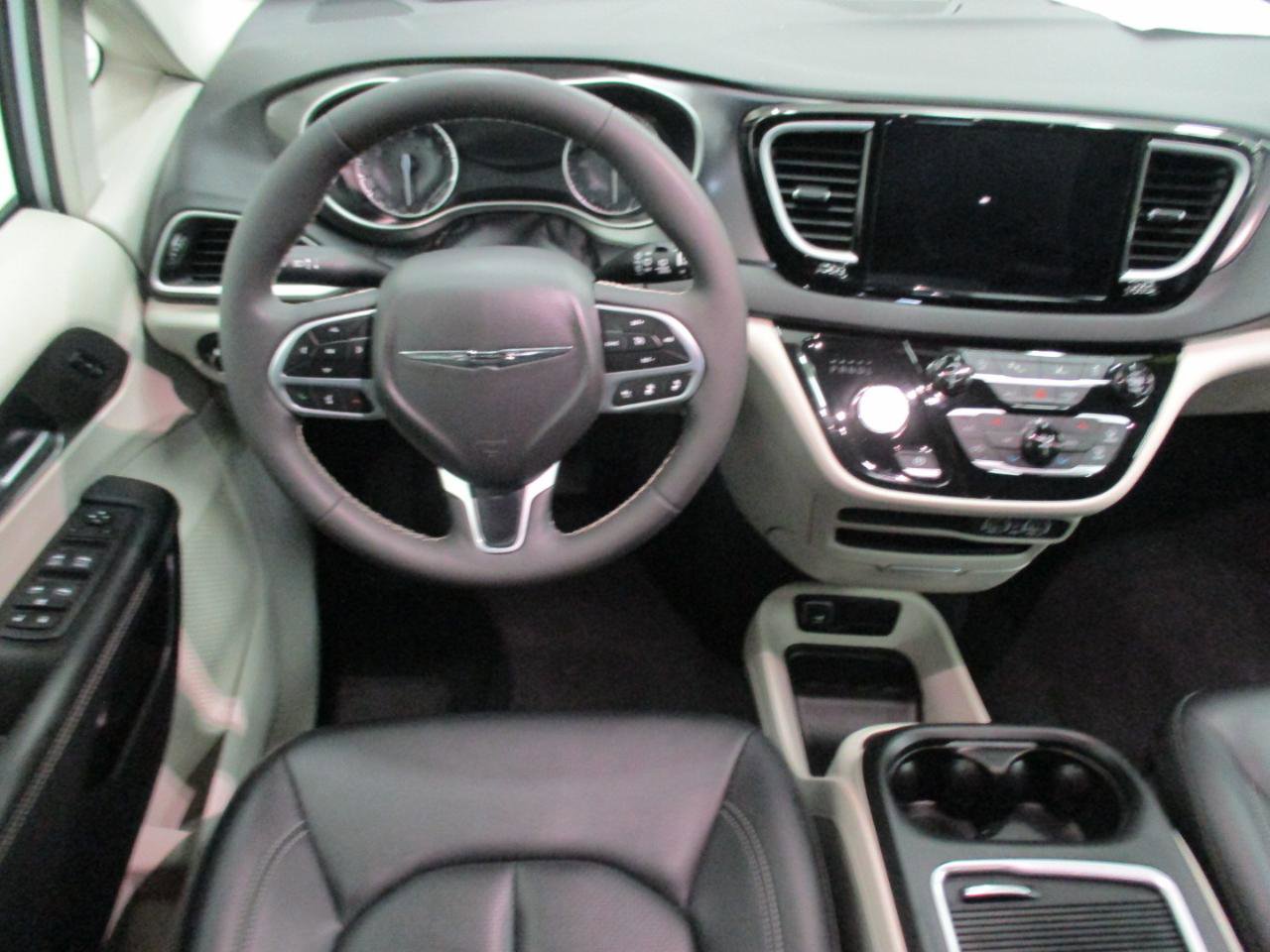 Used 2024 Chrysler Pacifica Touring-L image 17