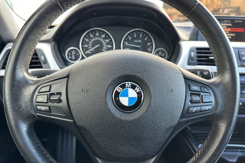 Used 2017 BMW 320i Sedan RWD image 23
