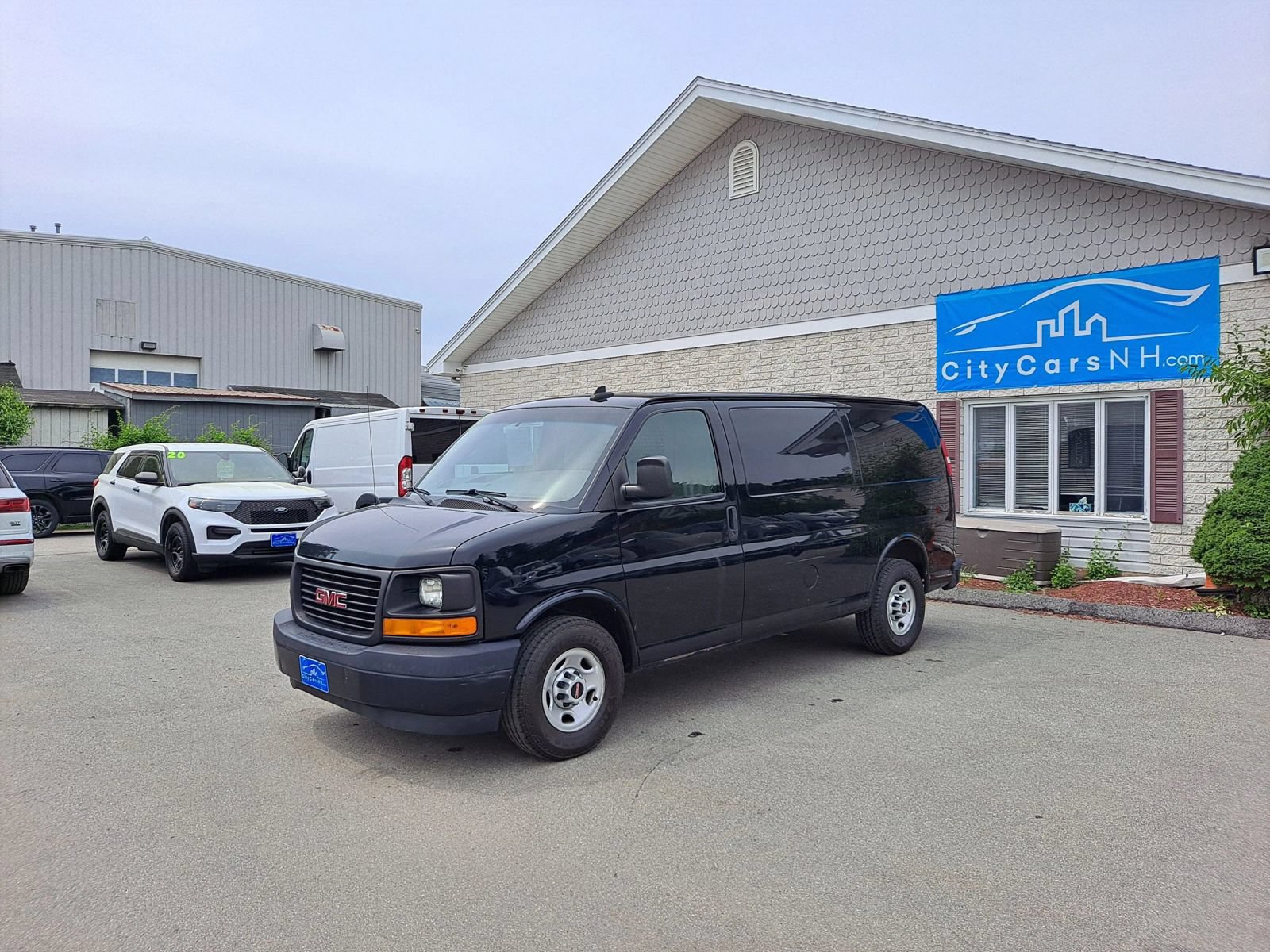 Used 2017 GMC Savana 2500 RWD image 1