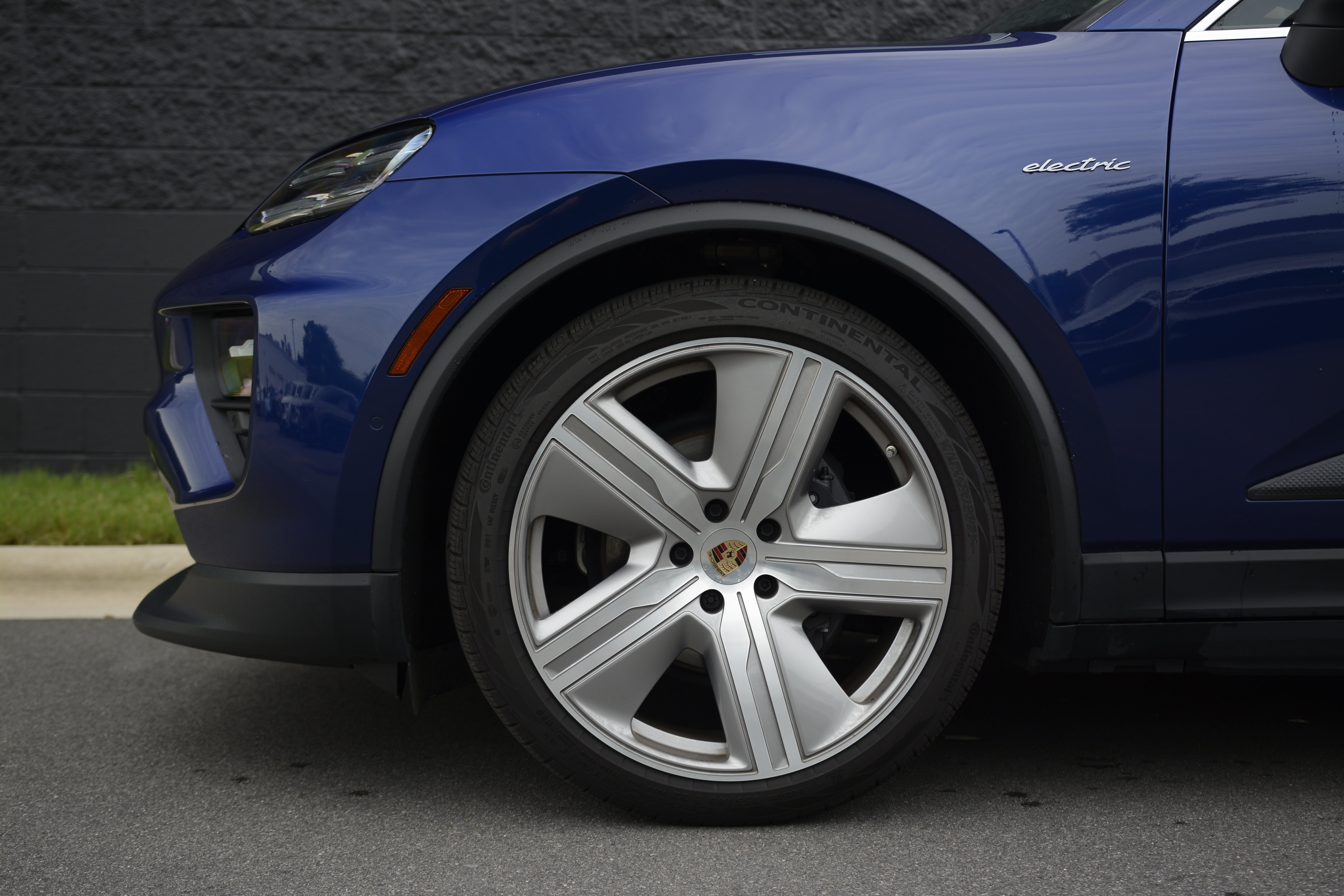 Certified 2024 Porsche Macan 4 Electric AWD/4WD image 39