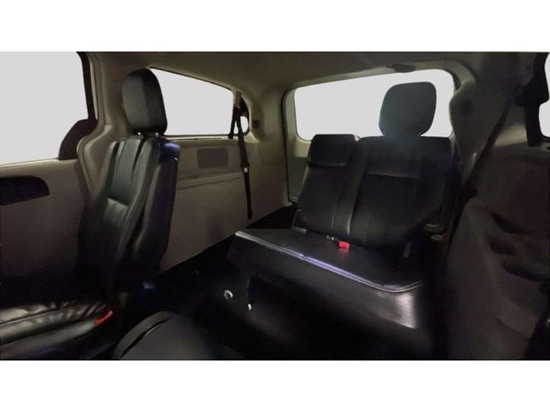 Used 2011 Chrysler Town & Country Touring-L w/ Entertainment Group #2 FWD image 15