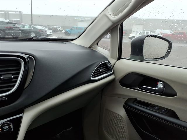 Used 2023 Chrysler Pacifica Touring-L FWD image 20