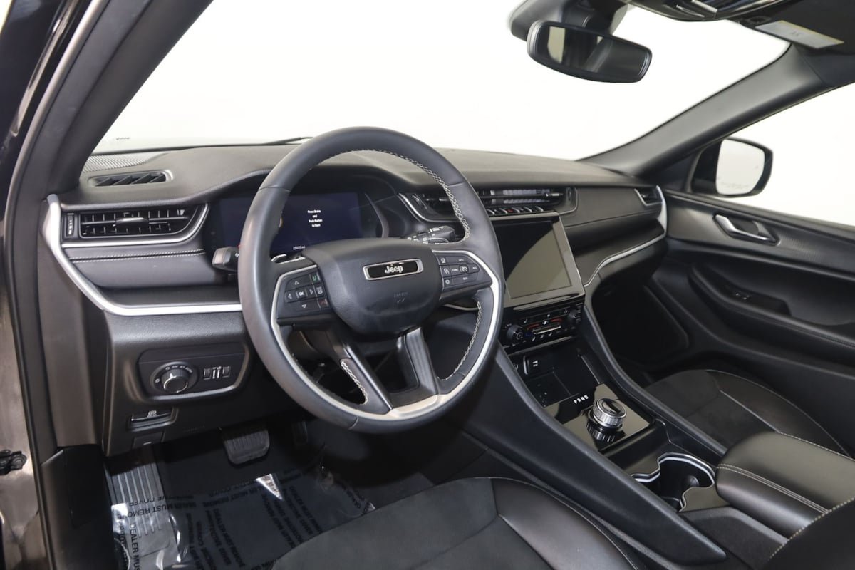 Used 2024 Jeep Grand Cherokee L Altitude AWD/4WD image 24