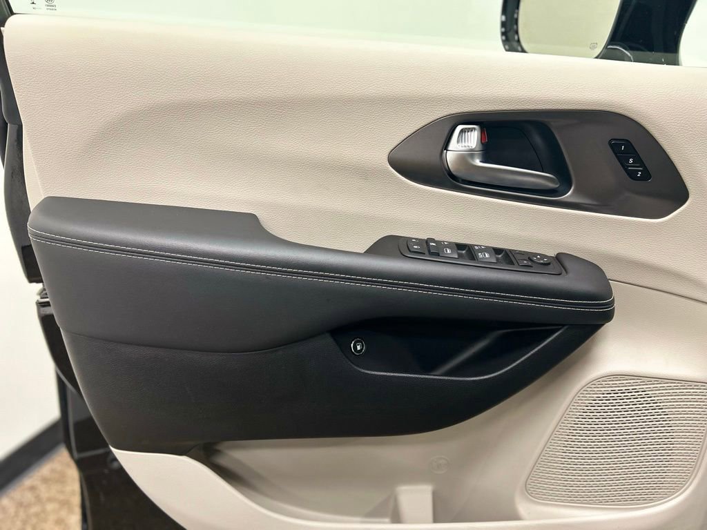 Used 2024 Chrysler Pacifica Select image 11