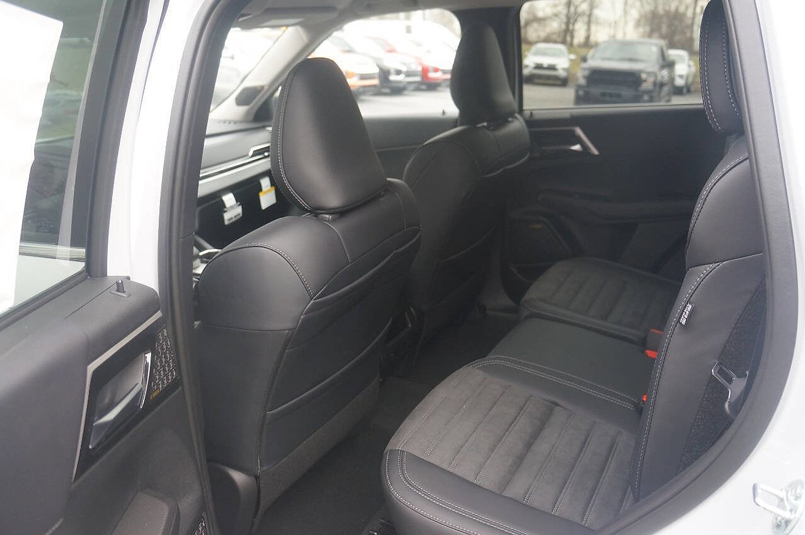 New 2025 Mitsubishi Outlander SE image 19