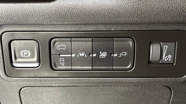 Used 2025 GMC Hummer EV 2X w/ LPO, Cargo Utility Package AWD/4WD image 33
