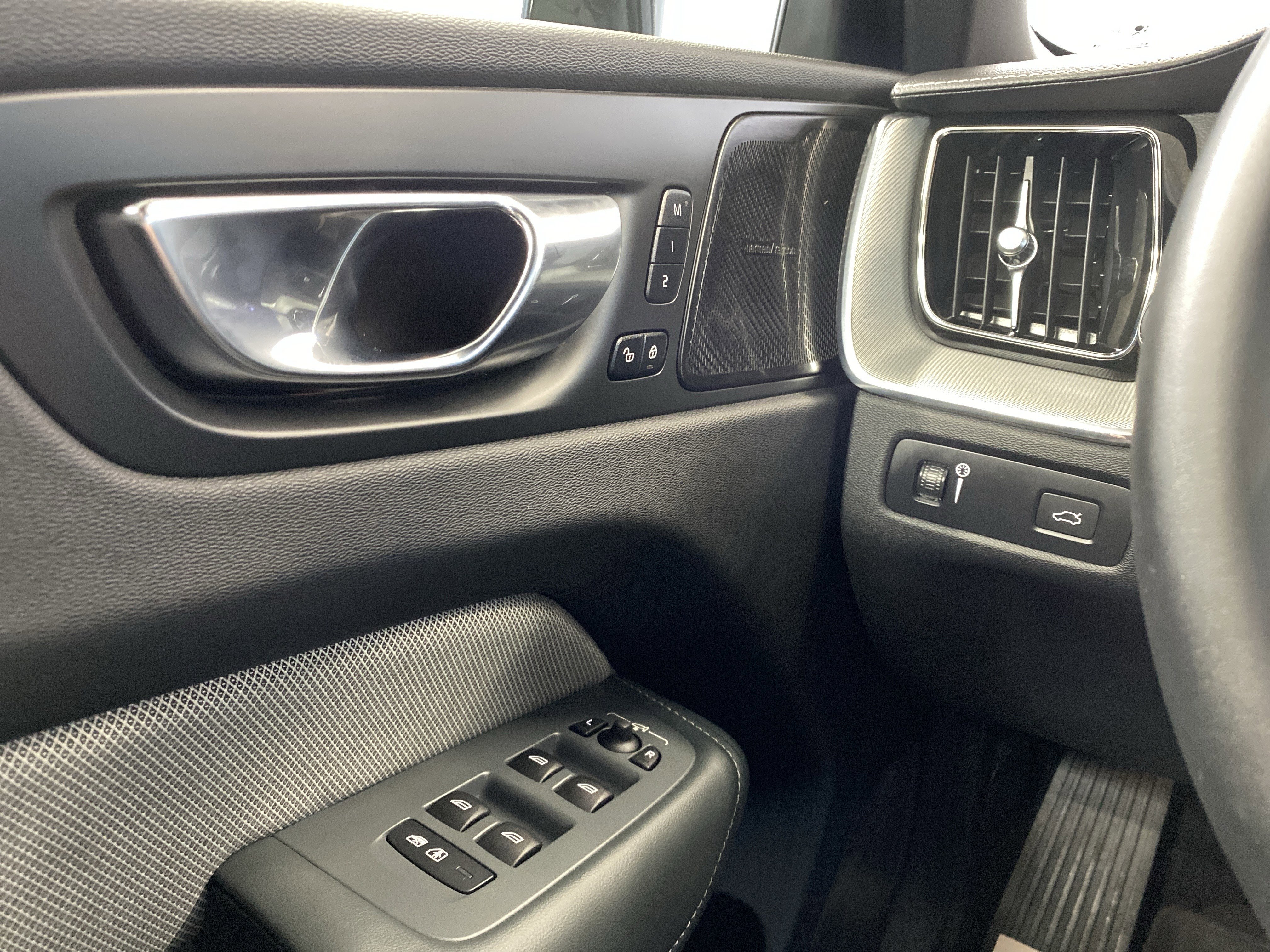 Used 2022 Volvo XC60 B5 R-Design image 22